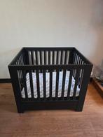 Zwarte babybox met lade en gebruikerssporen, Ophalen, Gebruikt, Vierkant, Lade