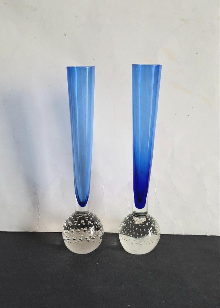 Elme Glasbruk Sweden 2 blauwe solifleur spijkerbol vaasjes., Ophalen of Verzenden, Blauw, Glas, Minder dan 50 cm