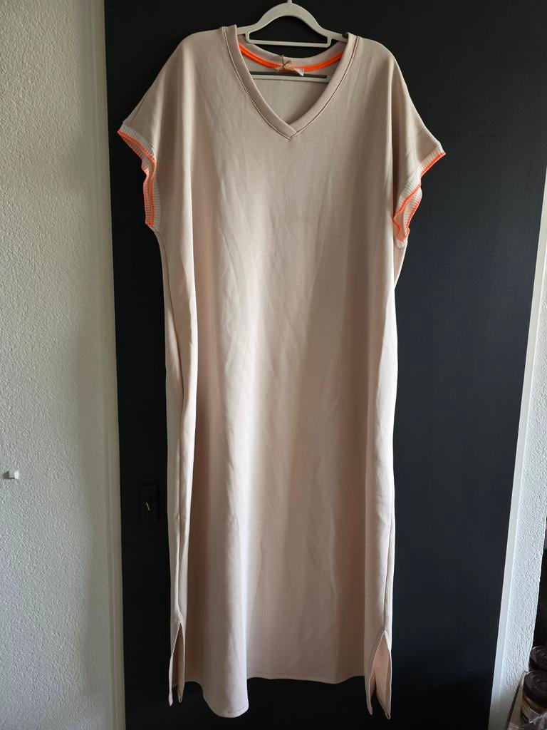 Nieuwe lange jurk beige neon oranje 40 42 44, Kleding | Dames, Jurken, Ophalen of Verzenden, Nieuw, Maat 42/44 (L), Onder de knie