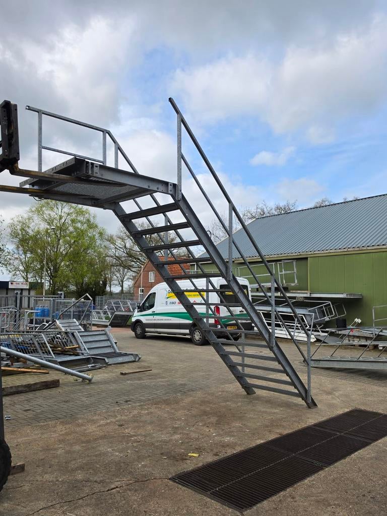 Stalen trap met bordes gegalv hoog 3,15mtr nor011, Ophalen, Zo goed als nieuw, 2 tot 4 meter