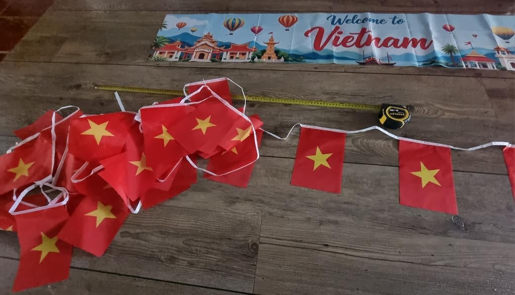Vietnam versiering: vlaggetjeslijn en banner/tafelloper, Ophalen of Verzenden, Versiering