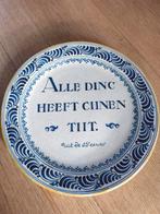 Antiek Makkum Tichelaar wandbord met spreuk, Ø 28,5 cm, Antiek en Kunst, Antiek | Wandborden en Tegels, Ophalen of Verzenden