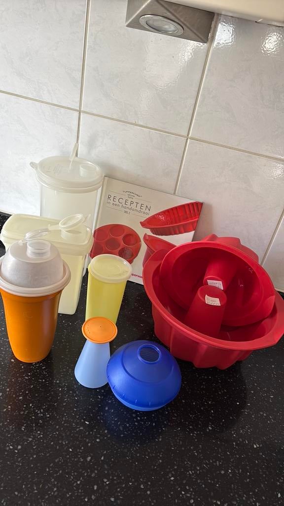 Tupperware diverse met boek deel 2, Ophalen of Verzenden, Zo goed als nieuw, Rood, Overige typen