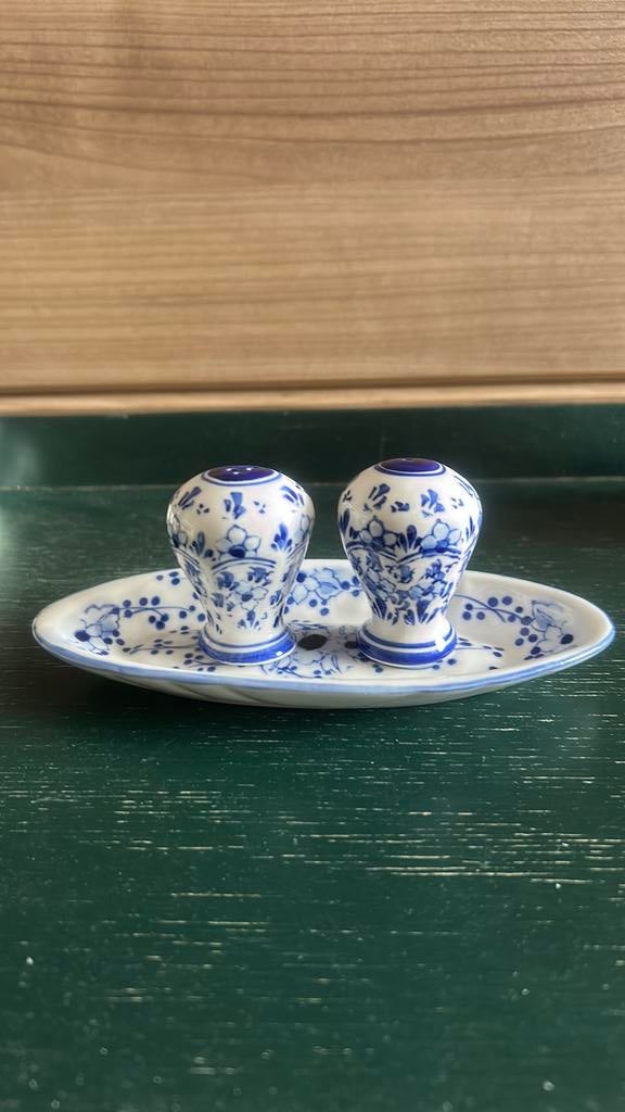 Delfts Blauw EH peper- en zoutstel met onderschaaltje, Ophalen of Verzenden, Zo goed als nieuw, Porselein, Bord of Schaal
