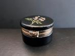 Zwart pillendoosje met bloemen en strik sluiting, Antiek en Kunst, Ophalen of Verzenden