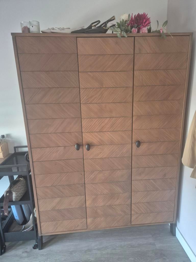 Harper kledingkast van Coming Kids, 3 deurs., Ophalen, 50 tot 75 cm, Grenenhout, 150 tot 200 cm