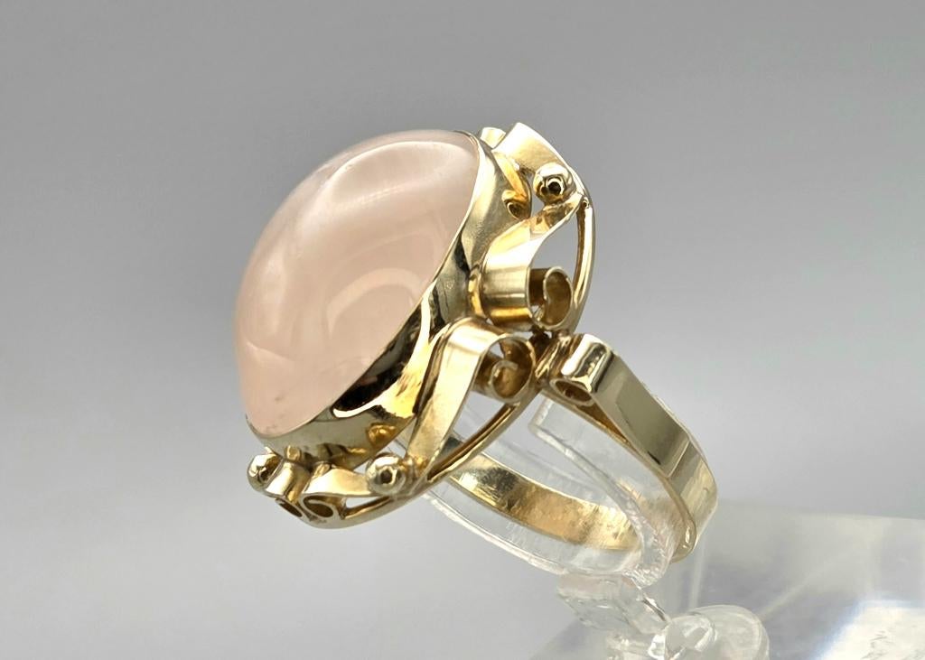 Gouden antieke ring met edelsteen rozenkwarts. 2025/802.