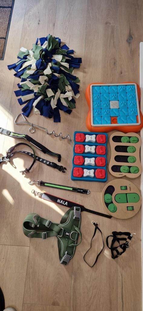 Hond halsband en voederspellen, Ophalen