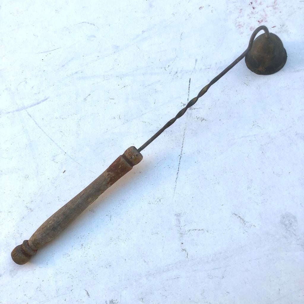 Antieke kaarsendover met houten handvat, Ophalen of Verzenden