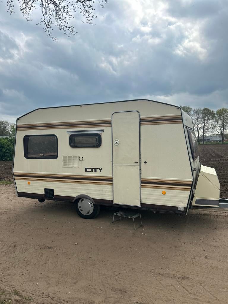 Compacte Bürstner City Caravan, Caravans en Kamperen, Standaardzit, Omvormbare zithoek, Particulier, 4 tot 5 meter