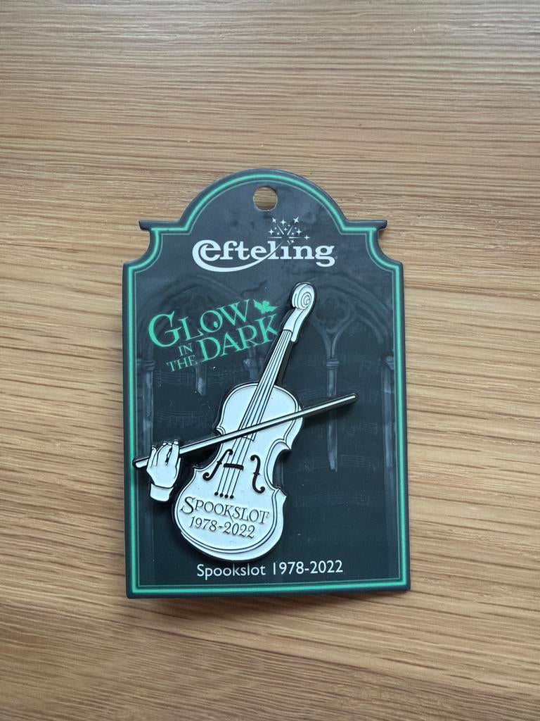Efteling Spookslot Glow in the Dark Pin 1978-2022 Viool, Verzamelen, Efteling, Nieuw, Button of Speldje, Verzenden
