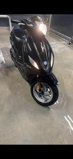 Piaggio fly new en oud model te koop, Fietsen en Brommers, Scooters | Piaggio, Ophalen, Zo goed als nieuw, Benzine, Fly