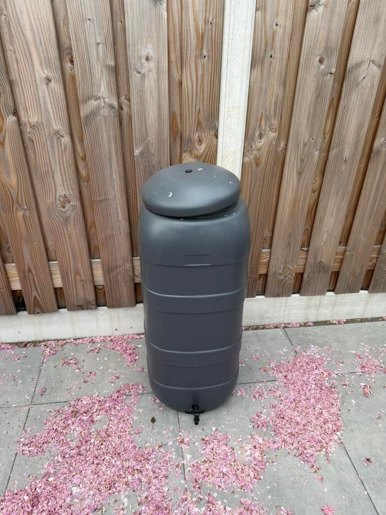 Regenton inclusief 3 poten, Tuin en Terras, Regentonnen, Ophalen, Kunststof, Gebruikt, Met kraantje