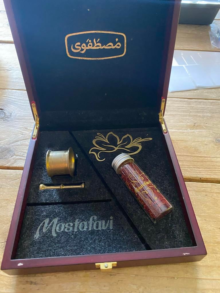Saffraan mostafavi in doos, Ophalen