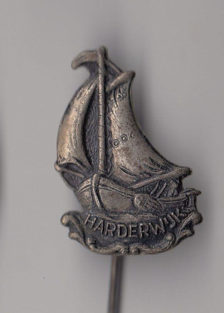 Harderwijk Zeilboot speldje Scheepvaart, Gebruikt, Niet vindbaar, Niet vindbaar, Speldje of Pin