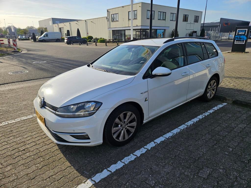Volkswagen Golf 1.4 TGI 110pk CNG Bluemotion 5D 2017 Wit, Auto's, Volkswagen, Voorwielaandrijving, 1263 kg, Stof, 680 kg