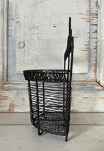 Frans zwart draadwerk wandrekje met twee vakken, Ophalen of Verzenden, Zo goed als nieuw