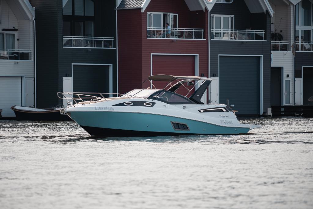 Fibrafort 330GT (bj 2021), Watersport en Boten, Speedboten, Gebruikt, 6 meter of meer, 200 pk of meer, Polyester