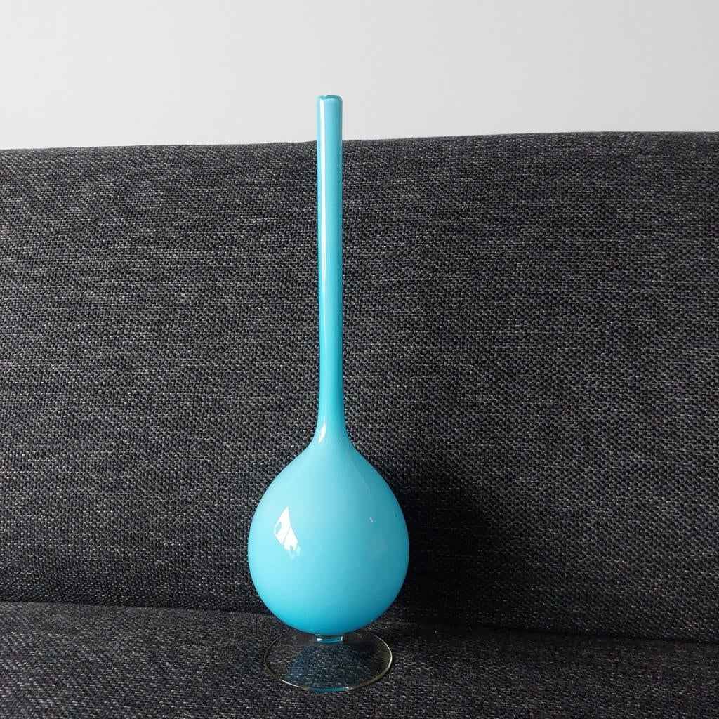 Unieke turquoise glazen vaas met slanke hals, Ophalen of Verzenden