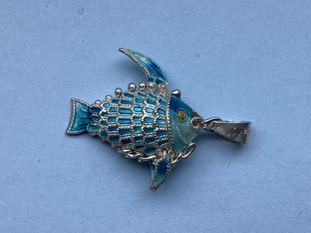 Zlveren emaille cloisonné vis hanger, Verzenden, Zo goed als nieuw, Blauw, Zilver