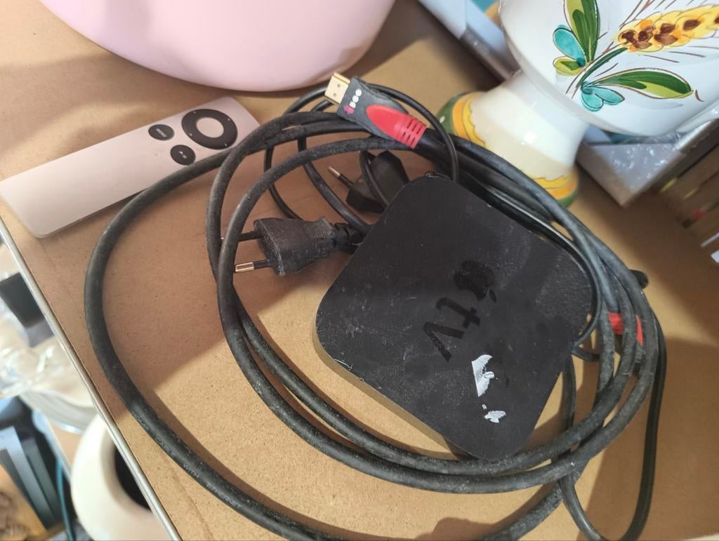 Apple TV met afstandsbediening en kabels, Ophalen of Verzenden, Gebruikt, HDMI, Zonder harde schijf