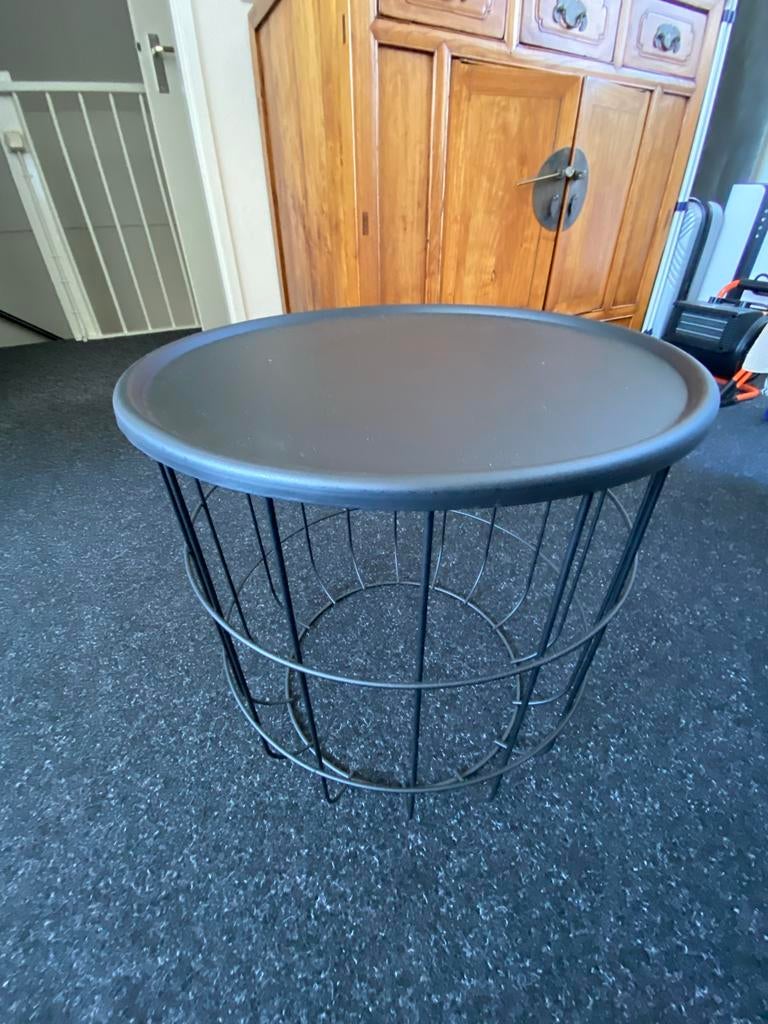 Stijlvolle zwarte bijzettafel met metalen frame, Huis en Inrichting, Tafels | Bijzettafels, Zo goed als nieuw, Rond, 45 tot 60 cm