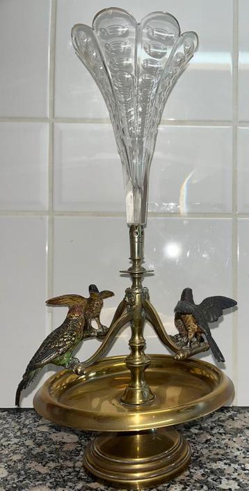 Antiek vaasje, voet en beweegbare vogels zijn van koper beschikbaar voor biedingen