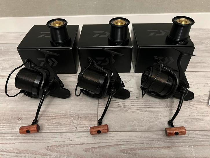 3 x Daiwa 17 Basia 45SLD QD + res spoelen NIEUW ONGEBRUIKT, Watersport en Boten, Hengelsport | Karpervissen, Nieuw, Molen, Ophalen of Verzenden