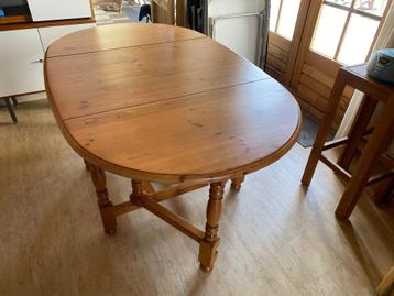 Uitklapbare houten tafel – praktisch en stijlvol beschikbaar voor biedingen