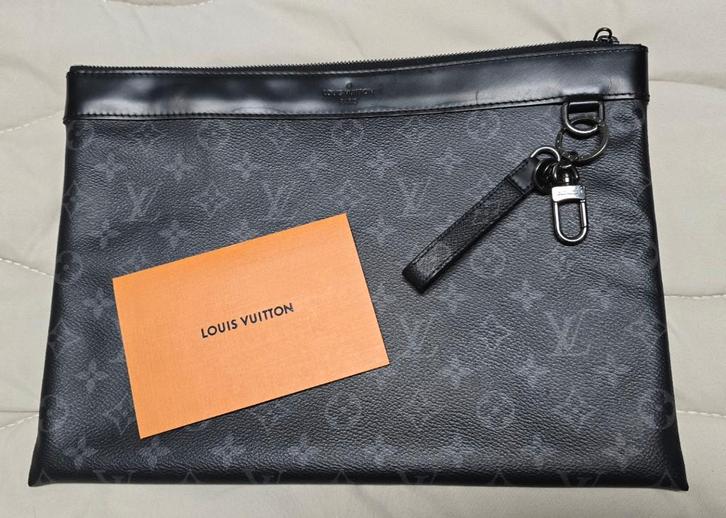 Louis Vuitton Eclipse Pochette  Origineel [ A4 map ], Sieraden, Tassen en Uiterlijk, Tassen | Damestassen, Nieuw, Overige typen