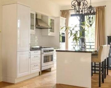 Complete kitchen,  white, very good condition.