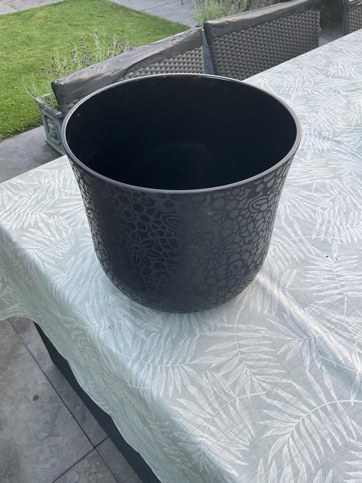 Grote Zwarte Bloempot met Reliëf - 34cm, Tuin en Terras, Bloempotten, Zo goed als nieuw, Kunststof, Binnen, Minder dan 40 cm, 25 tot 40 cm