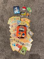 Blik met 100 Pokémon kaarten, sleeves en extra’s, Ophalen of Verzenden
