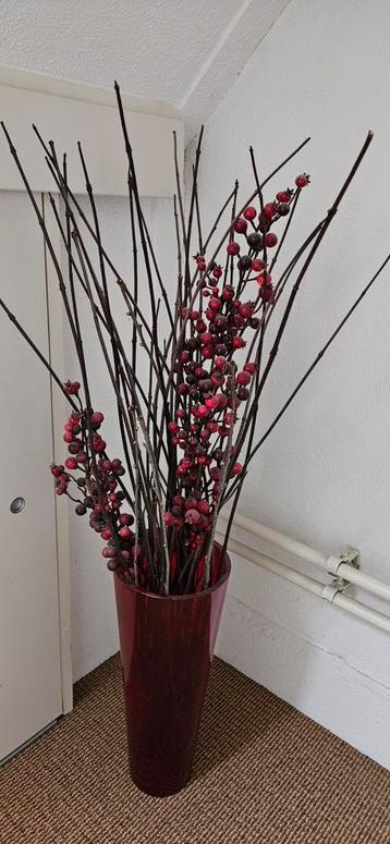 Decoratieve vaas met takken beschikbaar voor biedingen