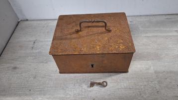 oud geldkistje beschikbaar voor biedingen