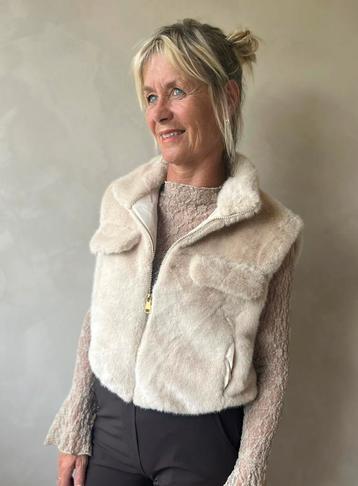 Nieuw met kaartje: leuke bodywarmer / gilet beige bontje beschikbaar voor biedingen