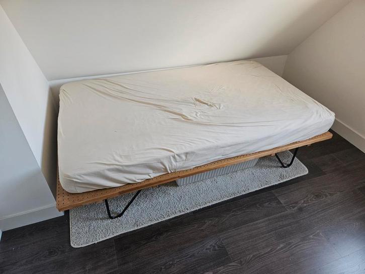 Bed / Twijfelaar met houten frame 200x120 cm, Huis en Inrichting, Slaapkamer | Bedden, Zo goed als nieuw, Twijfelaar, 120 cm, 200 cm