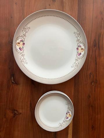 Servies los 1 groot bord en 6 (gebak) bordjes engeltje/rozen beschikbaar voor biedingen