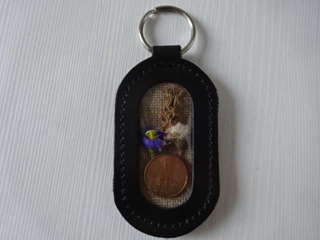 Sleutelhanger met Nederlandse cent en droogbloemen, Postzegels en Munten, Munten | Nederland, Losse munt, 1 cent, Koningin Beatrix