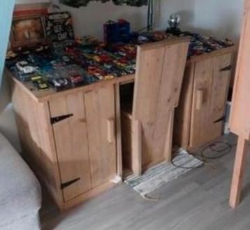 Bureau inclusief stoel beschikbaar voor biedingen