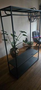 Zwarte metalen kledingrek met planken, Ophalen, Gebruikt, 100 tot 150 cm, 25 tot 50 cm