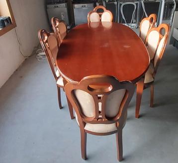 Tafel met 6 stoelen beschikbaar voor biedingen