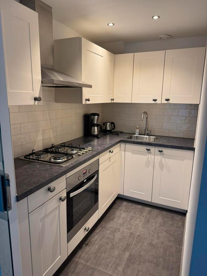 Keuken. Vanille kleur met inbouw afwasmachine en oven., Huis en Inrichting, Keuken | Complete keukens, Zo goed als nieuw, Hoekkeuken