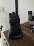 te koop portofoon motorola DP2400 zie foto als nieuw, Met broekklem, Ophalen of Verzenden, Zo goed als nieuw, Portofoon of Walkie-talkie