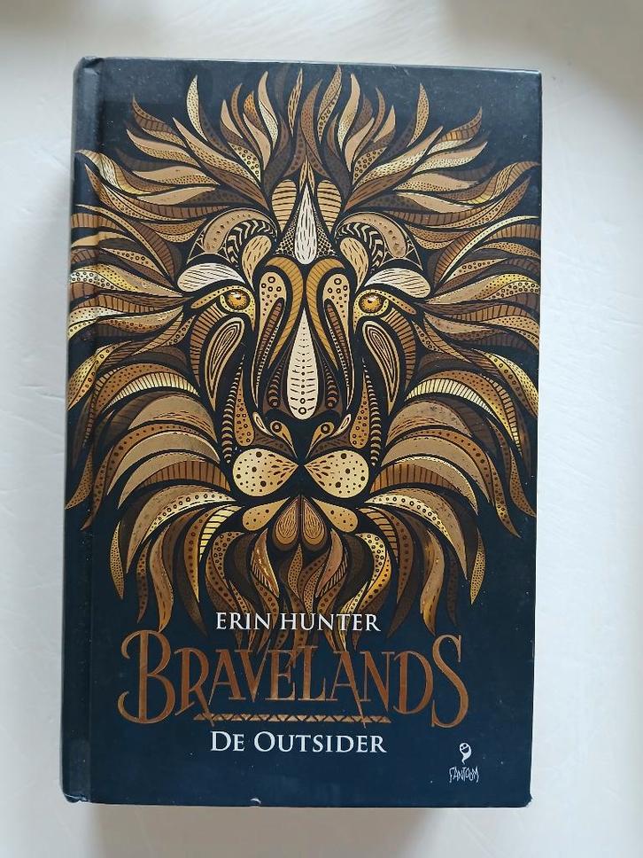 Erin Hunter - Bravelands - De Outsider - Hardcover, Boeken, Fantasy, Zo goed als nieuw, Ophalen of Verzenden
