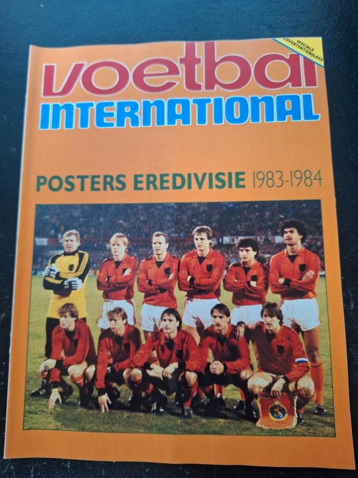 Posterbijlage Eredivisie seizoen 1983/84, Verzamelen, Sportartikelen en Voetbal, Zo goed als nieuw, Boek of Tijdschrift, Ajax