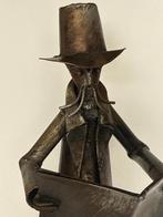 Metalen beeldje man met krant, Ophalen of Verzenden, Zo goed als nieuw, Mens