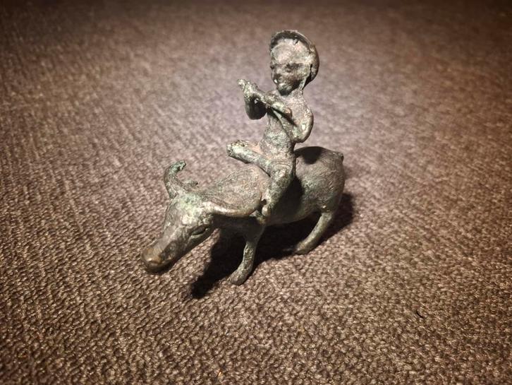 Antiek bronzen beeldje: Jongen op buffel, Antiek en Kunst, Kunst | Beelden en Houtsnijwerken, Ophalen of Verzenden