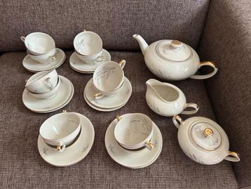 Porseleinen koffie servies met roomstel en 12 kop/schotels beschikbaar voor biedingen
