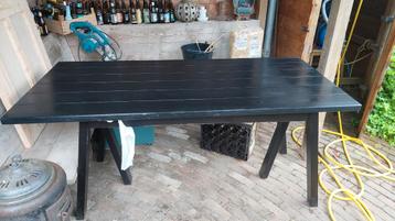 Tafel tevens bruikbaar als bureau